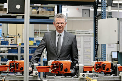 Бертрам Кандзиора на сборочной линии завода Waiblingen выпускающей бензопилы Stihl MS310 (фото: stihl.de) Бертрам Кандзиора на сборочной линии завода Waiblingen выпускающей бензопилы Stihl MS310 (фото: stihl.de)